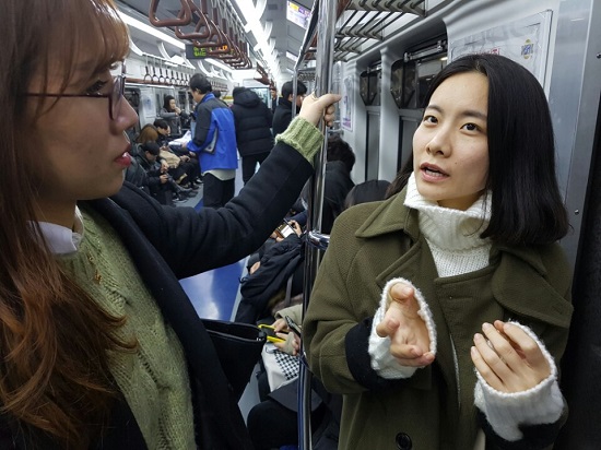 지하철에서 이야기를 나누고 있는 류로(오른쪽).