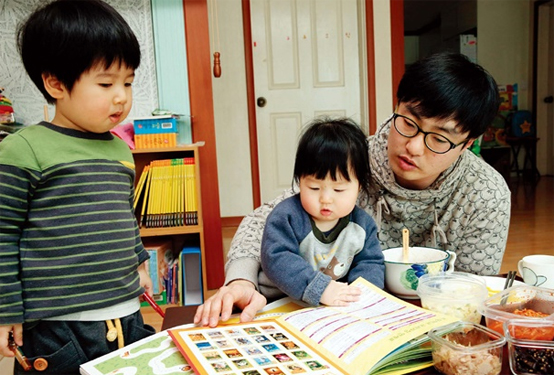 2016년도 일·가정 양립 실태조사 결과 임신중 시간외 근로 금지 등 육아휴직 및 육아기 근로시간 단축이 현장에 빠르게 확산되는 등 모성보호 및 일·가정 양립 지원제도가 사업장에 뚜렷하게 정착중인 것으로 나타났다.