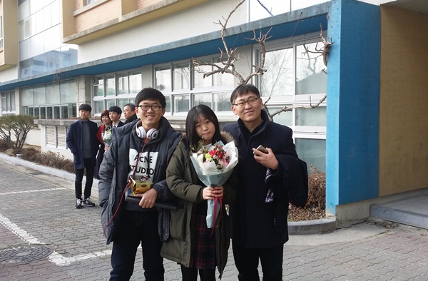 -“항상 맡은 일에 최선을 다하는 아빠를 보면서, ‘멋있다’라는 생각과 함께, ‘아빠가 무척이나 자랑스럽다’는 것을 느낀 지연 양은 “이번 자서전을 계기로, ‘엄마의 이야기’도 한번 써 보겠다.”고 다짐하기도 했다.