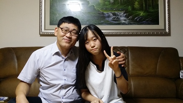 -“아빠가 감사하고, 소중한 존재라는 것을 깨닫게 되었다.”는 최지연 양과 아버지의 단란한 모습.