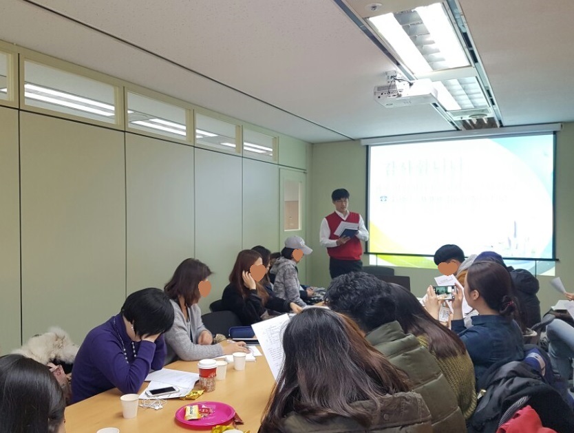 관세사의 업무에 대해 설명 하고 있는 차이나데스크 소속의 김경환 관세사