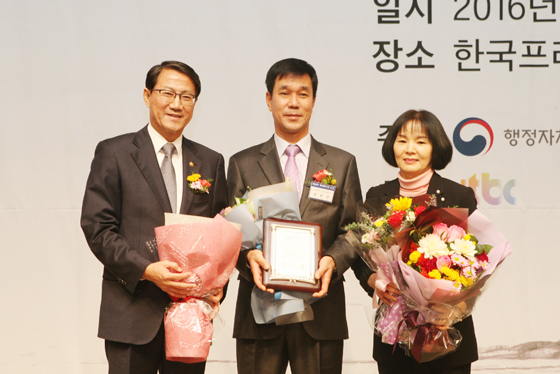 정병건 주무관이 청백봉사상 시상식에서 김성렬 행자부 차관과 아내와 함께 기념촬영을 하고 있다. 