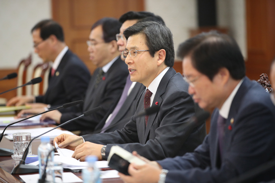 황교안 국무총리가 1일 서울 세종로 정부서울청사에서 국가정책조정회의를 주재하고 있다.<저작권자(c) 연합뉴스, 무단 전재-재배포 금지> 