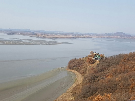 철책 너머로 보이는 북한 땅.