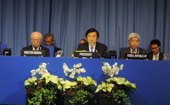 윤병세 외교장관(가운데)이 제2차 국제원자력기구(IAEA) 핵안보 국제회의 의장으로서 회의를 주재하고 있다.