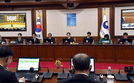  황교안 국무총리가 6일 오전 서울 세종로 정부서울청사에서 열린 국무회의를 주재하고 있다.
