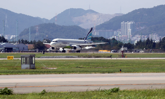 공항 활주로 이륙하는 항공기.<저작권자(c) 연합뉴스, 무단 전재-재배포 금지>