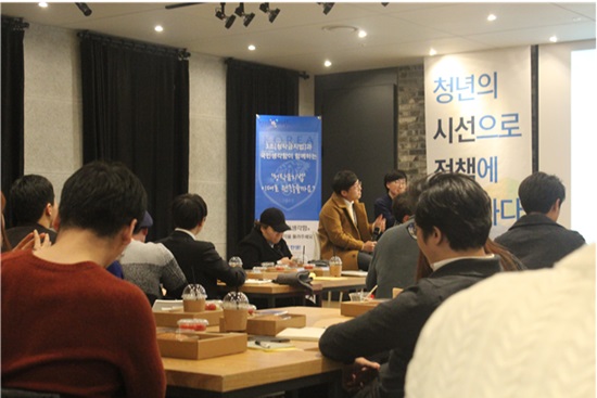 화기애애하게 진행되는 간담회.