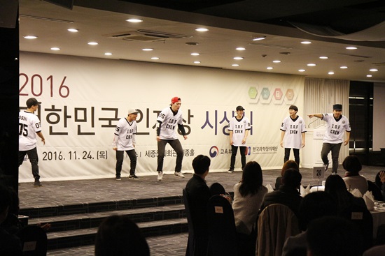 이날 수상자 축하공연으로 수상자 윤재훈씨가 한국적 콘텐츠 ‘광탈’을 선보였다. 