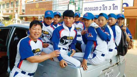 라오스 현지에서 이 감독과 라오 브라더스 선수들이 함께 훈련을 떠나는 모습. (사진=헐크파운데이션)
