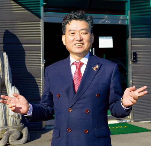 힘들어하던 사람들이 밝게 웃는 모습을 보면 봉사활동을 멈출 수 없다는 서재원 씨.