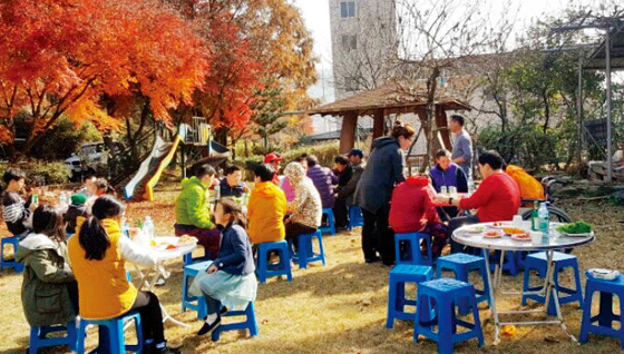 ‘사랑의 밥차’는 일주일에 1~2번 소외된 이웃을 찾아가 따뜻한 한 끼 식사를 대접한다.