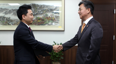 홍용표 통일부 장관이 8일 정규직 공무원이 된 북한이탈주민에게 임명장 수여 후 악수하고 있다.