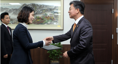 홍용표 통일부 장관이 8일 정규직 공무원이 된 북한이탈주민에게 임명장 수여 후 악수하고 있다.