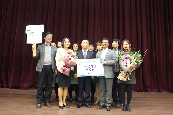 인사혁신처가 주관한 적극행정 우수사례 우수상을 수상한 후, 관계자들이 기념촬영을 하고 있다.