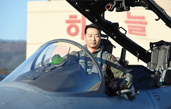 2016년 탑건(Top Gun)에 선정된 공군11전투비행단 김학선 소령.