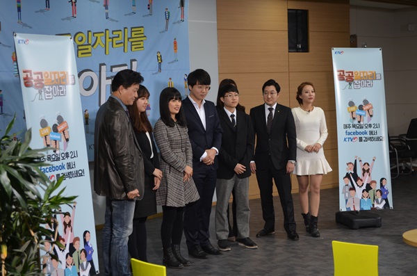 방송 후 기념사진을 촬영하고 있는 모습.