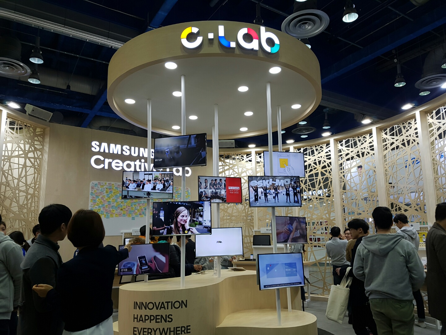 삼성전자 크리에이티브 C-LAB에서는 다양한 창조경제산물을 전자스템프를 이용하여 효과적으로 홍보했다.