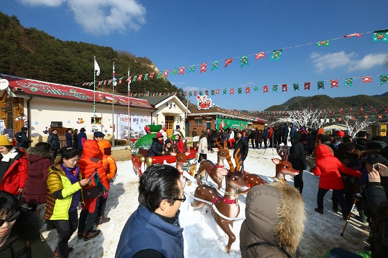 2016 한국관광의 별 창조관광자원 부문에 봉화 산타마을이 선정됐다. (사진=저작권자(c) 연합뉴스, 무단 전재-재배포 금지)