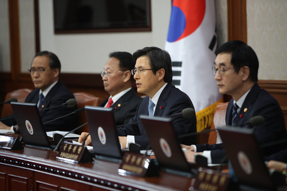 황교안 대통령 권한대행이 9일 오후 7시 서울 세종로 정부서울청사 19층 국무회의실에서 임시 국무회의를 주재하고 있다. 이날 임시 국무회의는 탄핵소추 의결서 송달 직후에 열린 것으로 대통령 권한대행으로서 첫 번째 일정이다. (사진=저작권자(c) 연합뉴스, 무단 전재-재배포 금지)
