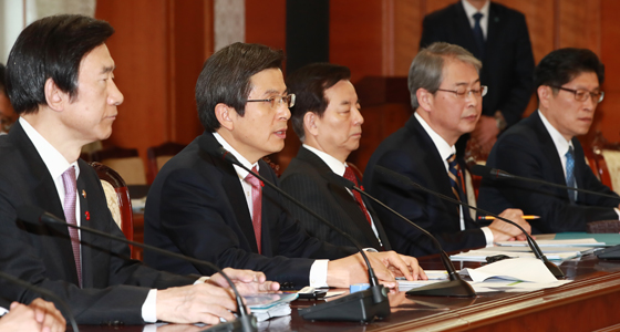 황교안 대통령 권한대행(왼쪽 둘째)이 10일 오전 정부서울청사에서 열린 경제, 사회부총리, 외교, 국방장관 등 주요 국무위원이 참석한 간담회에서 발언하고 있다. (사진=저작권자(c) 연합뉴스, 무단 전재-재배포 금지)