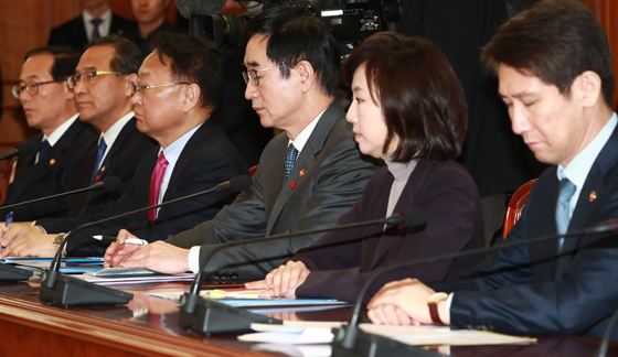 10일 오전 정부서울청사에서 열린 주요 국무위원 간담회에 경제, 사회부총리 등이 참석해 황교안 대통령 권한대행의 발언을 듣고 있다. (사진=저작권자(c) 연합뉴스, 무단 전재-재배포 금지)