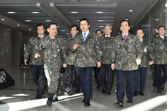 황교안 대통령 권한대행이 11일 오후 서울 용산구 합동참보본부를 방문, 이순진 합참의장과 대화를 하고 있다.