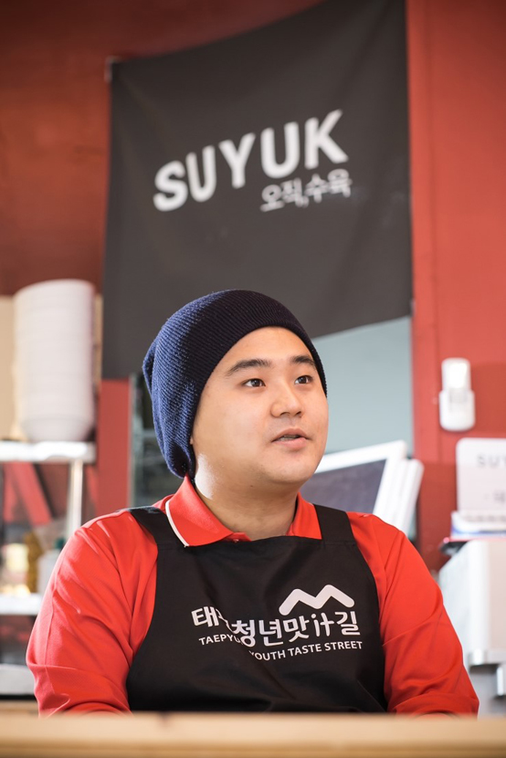 우직한 체격의 우병우 대표는 수육 판매 창업성공의 비결을 재료의 신선함과 인테리어을 꼽았다.