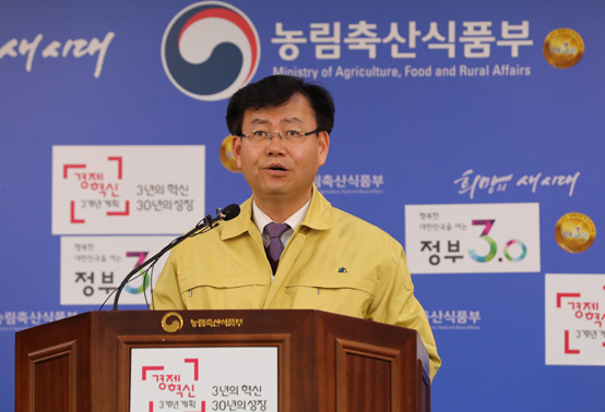 김경규 농림축산식품부 식품산업정책실장이 12일 오전 정부세종청사 농림부 기자실에서 고병원성 조류인플루엔자(AI) 관련 브리핑을 하고 있다. 농림부는 방역대책본부 확대개편, 13일 0시부터 14일 24시까지 48시간 가금류 일시 이동중지 명령 발령, 지자체 현장방역 지원 등에 나서기로 했다. <저작권자(c) 연합뉴스, 무단 전재-재배포 금지>