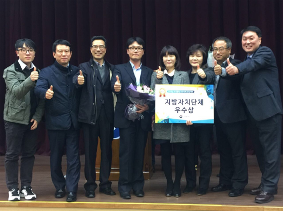 적극행정 우수사례 경진대회에서 지자체 우수상을 수상한 서울특별시 관계자들이 수상 후 기념촬영을 하고 있다.