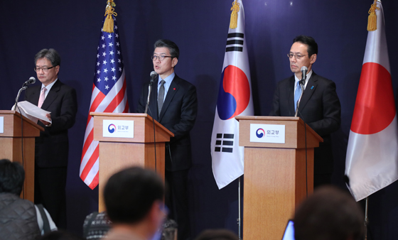 13일 오후 서울 소공동 롯데호텔에서 한미일 6자회담 수석대표들이 회담을 마친 뒤 기자회견을 하고 있다. 왼쪽부터 조셉 윤 미국 국무부 대북정책 특별대표, 김홍균 외교부 한반도평화교섭본부장, 가나스기 겐지 일본 외무성 아시아대양주 국장.<저작권자(c) 연합뉴스, 무단 전재-재배포 금지>