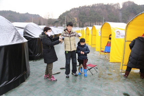 평창 송어축제를 찾은 관람객이 낚시를 즐기고 있다.(출처=2016 평창송어축제)