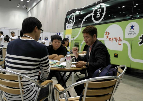 찾아가는 청년버스의 모습 (사진=청년위원회)
