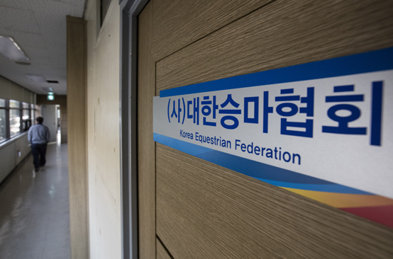 문화체육관광부는 대한체육회(이하 체육회)와 합동으로 실시한 대한승마협회에 대한 특정감사 결과를 발표하고 규정 위반 등 관련자의 징계를 요구하고 감사 결과는 특검에 제출키로 했다.<저작권자(c) 연합뉴스, 무단 전재-재배포 금지>