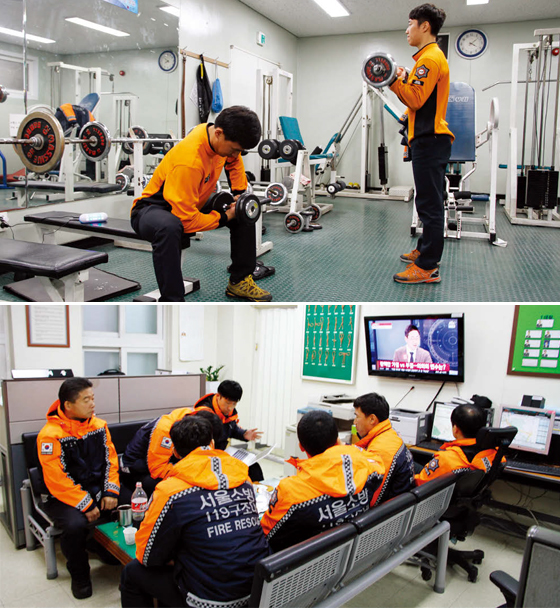 체력 단련을 하고 휴식시간을 갖고 있다.