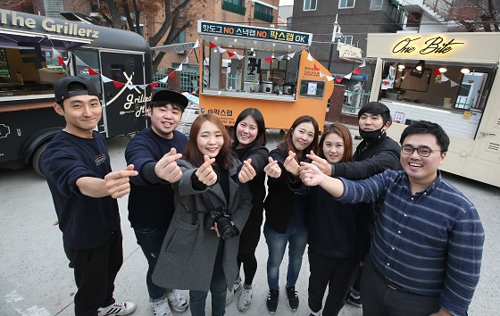 함현근 칠링키친 대표가 인천 남구 해성보육원에서 다른 푸드트럭을 운영하는 대표 및 함께 일하는 동료들과 보육원 어린이들에게 줄 간식을 만드는 시간을 가졌다. 이날 함현근 칠링키친 대표, 함께 일하는 동료 및 다른 푸드트럭을 운영하는 대표들과 첫 봉사활동을 마친 뒤에 하트를 만들어 기념촬영을 하고 있다. 