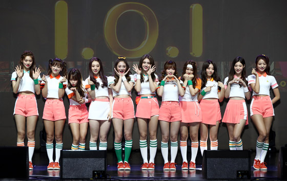 강릉 아이스아레나에서 쇼트트랙 월드컵대회 개막식에서 여자 아이돌그룹 아이오아이(I.O.I)가 축하공연을 펼친다. (사진=저작권자(c) 연합뉴스, 무단 전재-재배포 금지) 