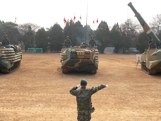 지휘관의 지휘 아래 상륙돌격장갑차가 움직이고 있다1