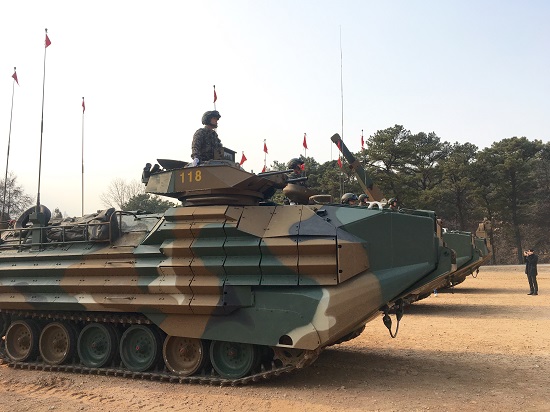 지휘관의 지휘 아래 상륙돌격장갑차가 움직이고 있다3