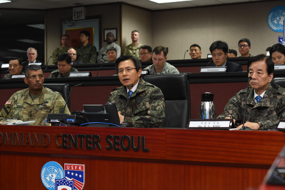 황교안 대통령 권한대행 국무총리가 16일 오후 한미연합사령부를 방문, 발언하고 있다. 왼쪽은 빈센트 브룩스 연합사령관. (사진=국무총리실)