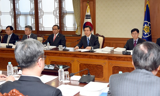 황교안 대통령 권한대행 국무총리가 16일 오전 정부서울청사에서 열린 국민안전 민관합동회의 및 중앙안전관리위원회에서 발언하고 있다.