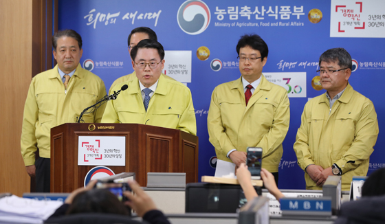 김재수 농림축산식품부 장관이 16일 오전 정부세종청사 농림축산식품부 기자실에서 고병원성 조류인플루엔자(AI) 위기단계를 경계에서 심각으로 격상한 것과 관련 대국민 담화를 발표하고 있다. (사진=저작권자(c) 연합뉴스, 무단 전재-재배포 금지)