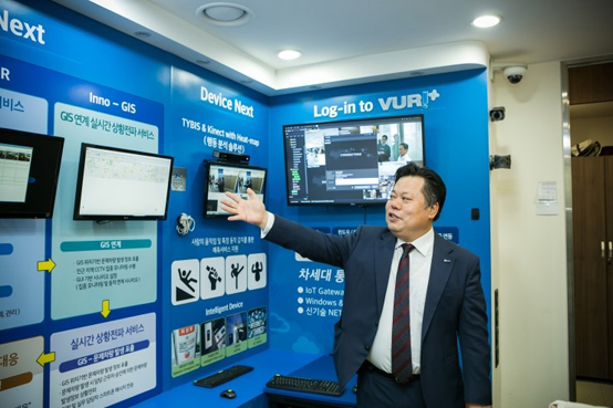 대표이기전에 한사람의 엔지니어라는 신념으로 이성진 대표는 오늘도 직원들 사이에서 뛰고 있다.