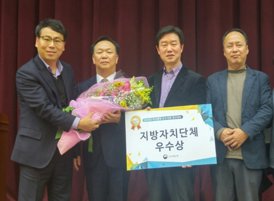 경진대회 현장에서 김동극 인사혁신처장과 기념촬영을 하고 있는 전라북도 관계자들. 
