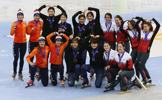 18일 강릉아이스아레나경기장에서 국제빙상경기연맹(ISU)쇼트트랙 월드컵 4차 대회(12.16∼18일) 여자 3000m 계주 결승 경기에서 한국팀이 우승을 해 우승자들과 기념촬영을 하고 있다. (사진 = 공감포토)