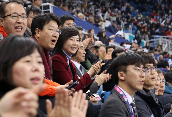 조윤선 문화체육관광부 장관이 17일 강릉아이스아레나경기장에서 열린 국제빙상경기연맹(ISU)쇼트트랙 월드컵 4차 대회(12.16∼18일)에 참석해 선수들을 응원하고 있다. (사진 = 공감포토)