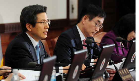 황교안 대통령 권한대행 국무총리가 20일 정부 서울-세종청사 간 영상국무회의에서 발언하고 있다.