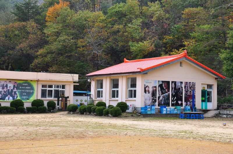 1997 폐교한 북동분교를 활용하여 관광객을 유치하는 영화학교가 되었다.