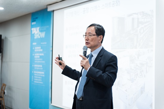 4차 산업혁명이 가져올 미래의 변화와 청년일자리 변화에 대해 강연하는 한국과학기술원 이민화 교수. 이 교수는 4차 산업혁명으로 인해 오히려 일자리가 증가할 것이라고 주장했다.(사진제공=청년위원회) 