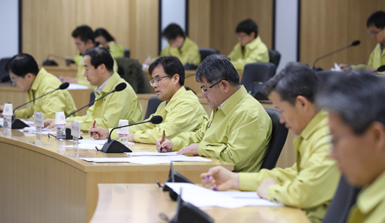 20일 오전 정부세종청사 농림축산식품부 영상회의실에서 열린 고병원성 조류인플루엔자(AI) 전국 자치단체 일일 상황 점검회의에서 박봉균 농림축산검역본부장(오른쪽 셋째) 등이 김재수 장관의 발언을 듣고 있다. <저작권자(c) 연합뉴스, 무단 전재-재배포 금지>